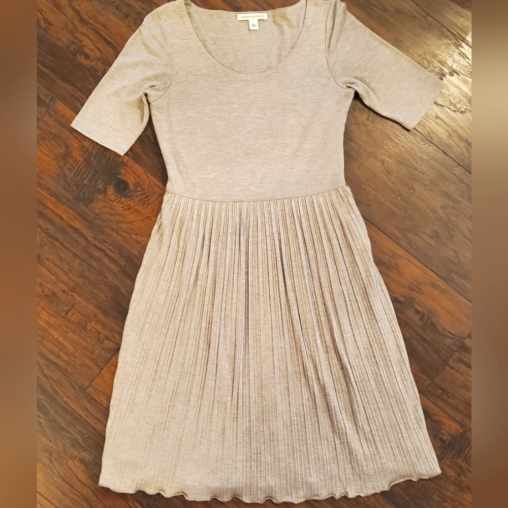 Banana Republic Beige Dress Size 2, W/Pleated Skirt